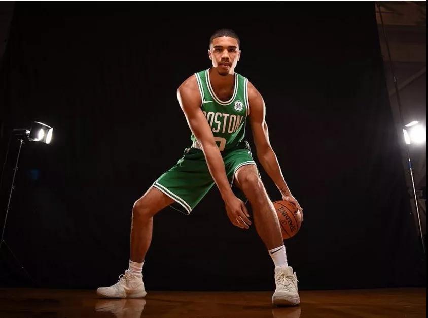 她不仅保持 她不仅保持